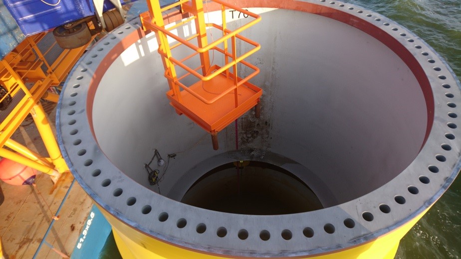 PDA Testing during pile driving of huge monopiles: the PDR is inside the monopiles without data connection, storing all signals and data on the internal memoty of the PDR